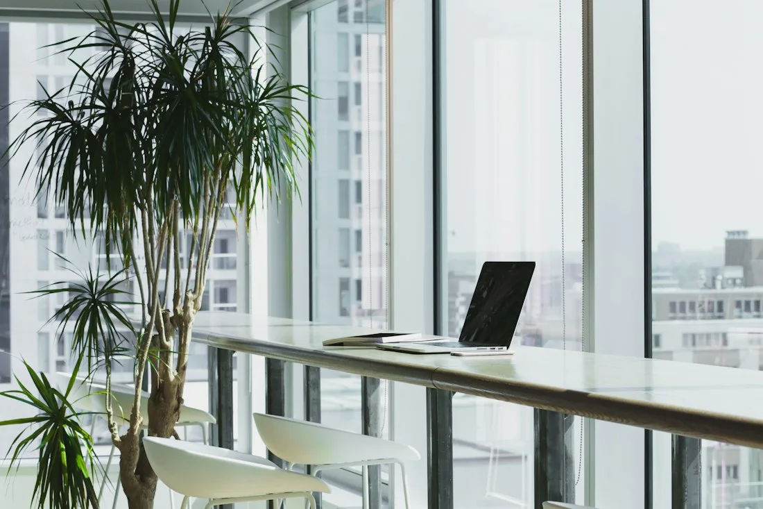 Ambiente de trabalho iluminado, com mesa e computador — imagem de inspiração